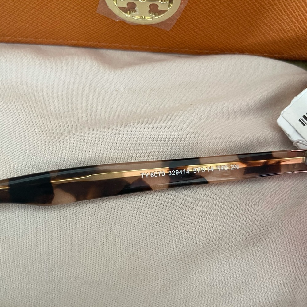 New Tory Burch sunglasses 💝 - Picture 6 of 7